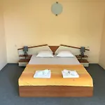 Family House Cherry Къща за гости 3*