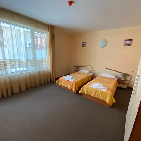 Family House Cherry Къща за гости