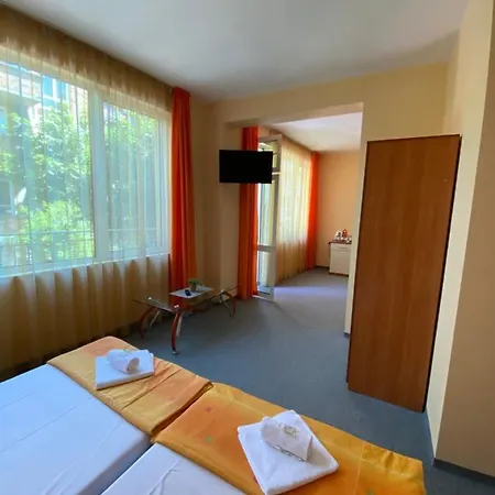 Family House Cherry Къща за гости