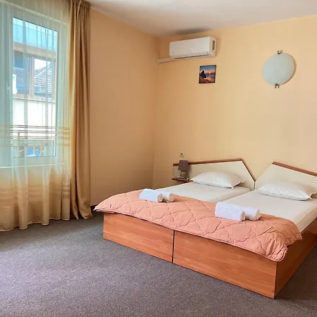 Family House Cherry בית הארחה נסבר