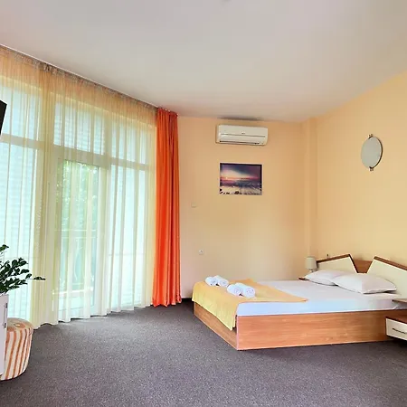 בית הארחה Family House Cherry נסבר