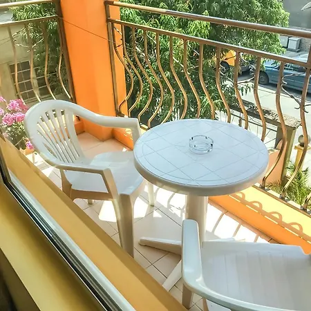 Family House Cherry Къща за гости