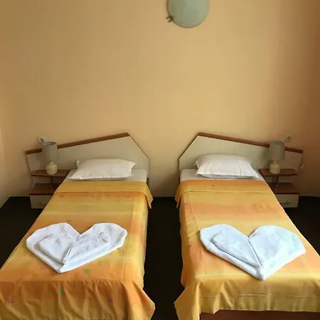 Family House Cherry Къща за гости