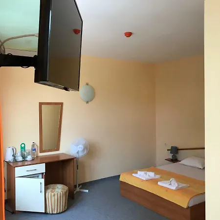 Family House Cherry Къща за гости